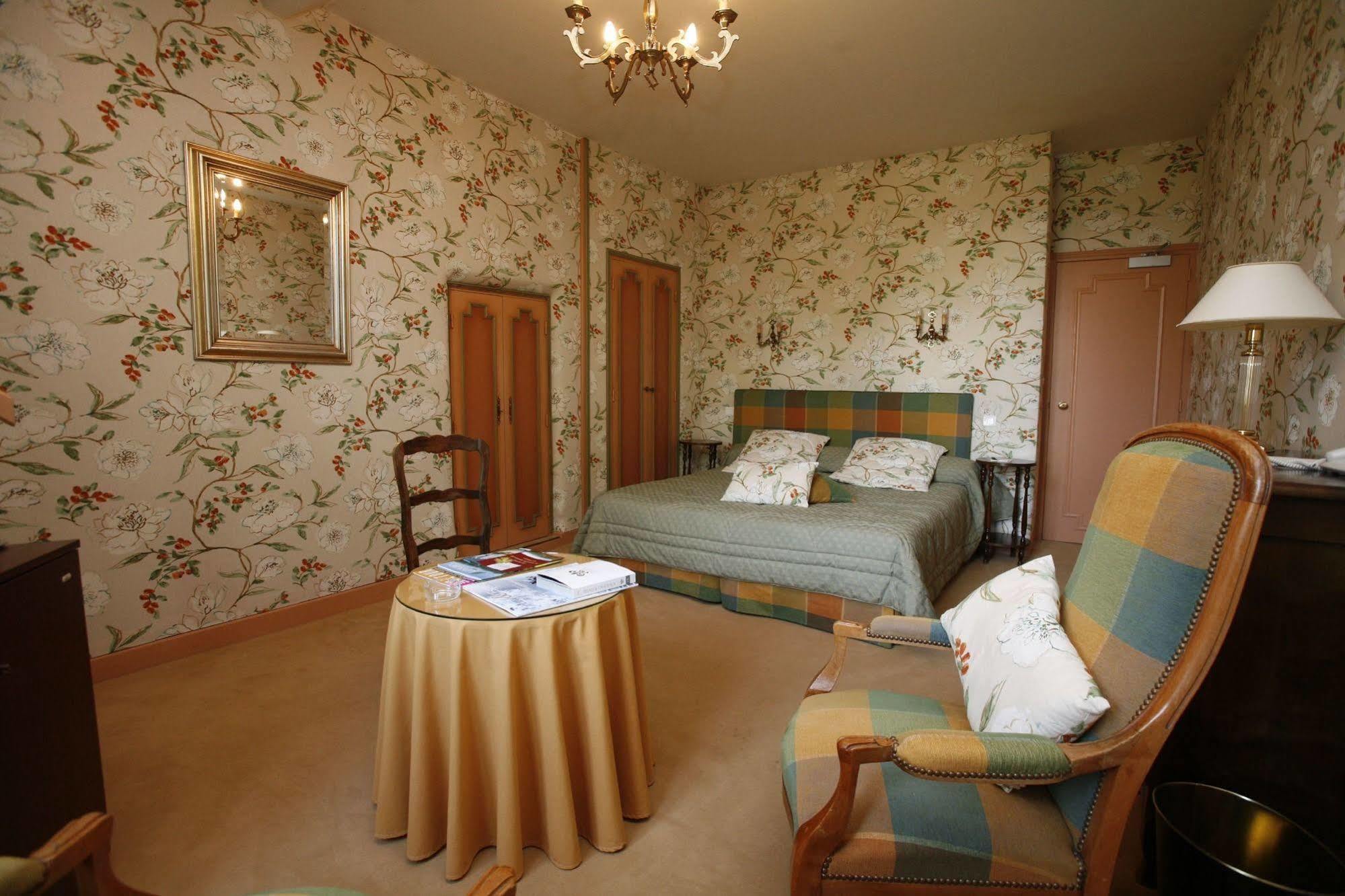 Hotel Chateau De Castel Novel - Les Collectionneurs Varetz Bagian luar foto