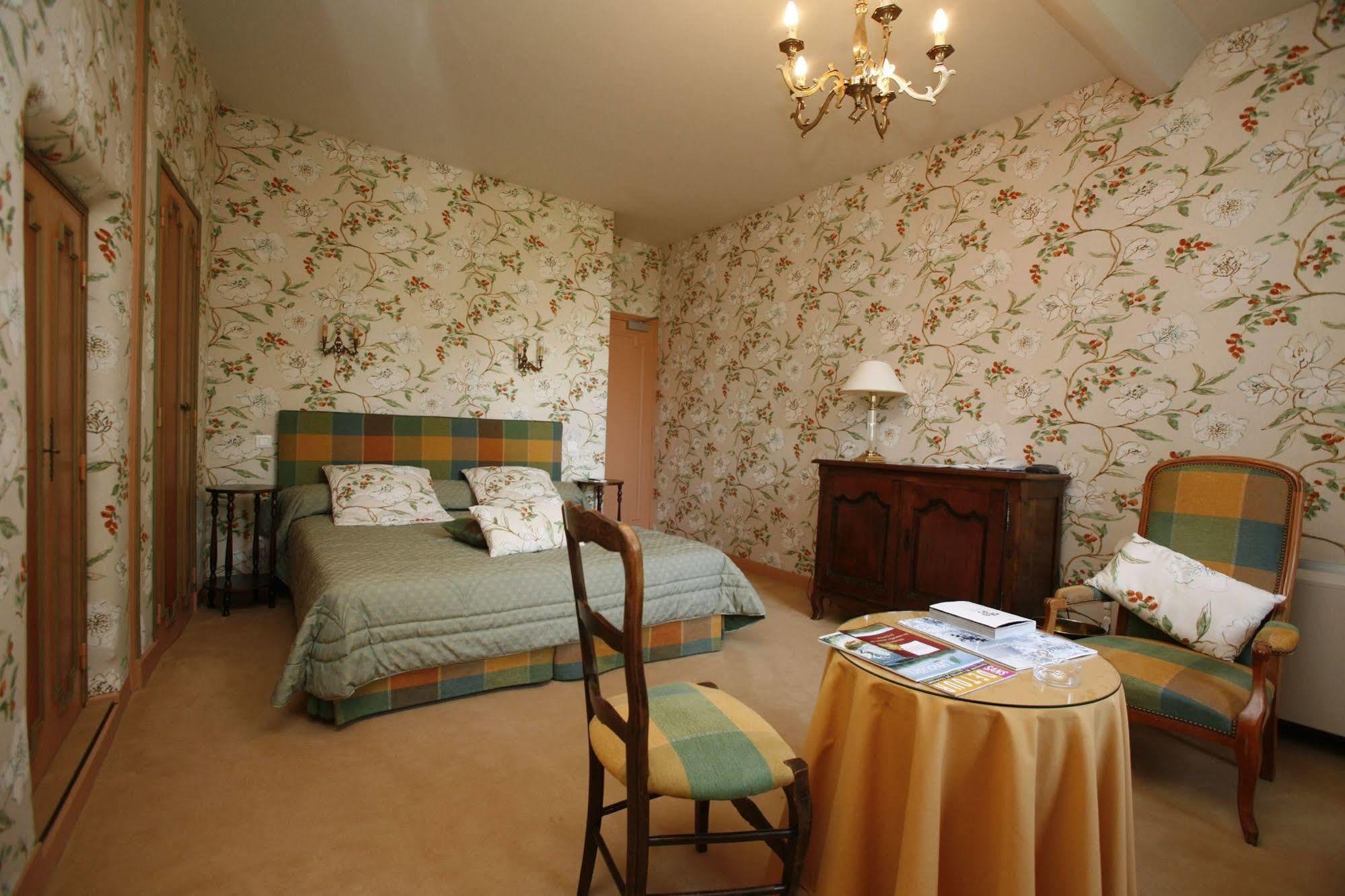 Hotel Chateau De Castel Novel - Les Collectionneurs Varetz Bagian luar foto