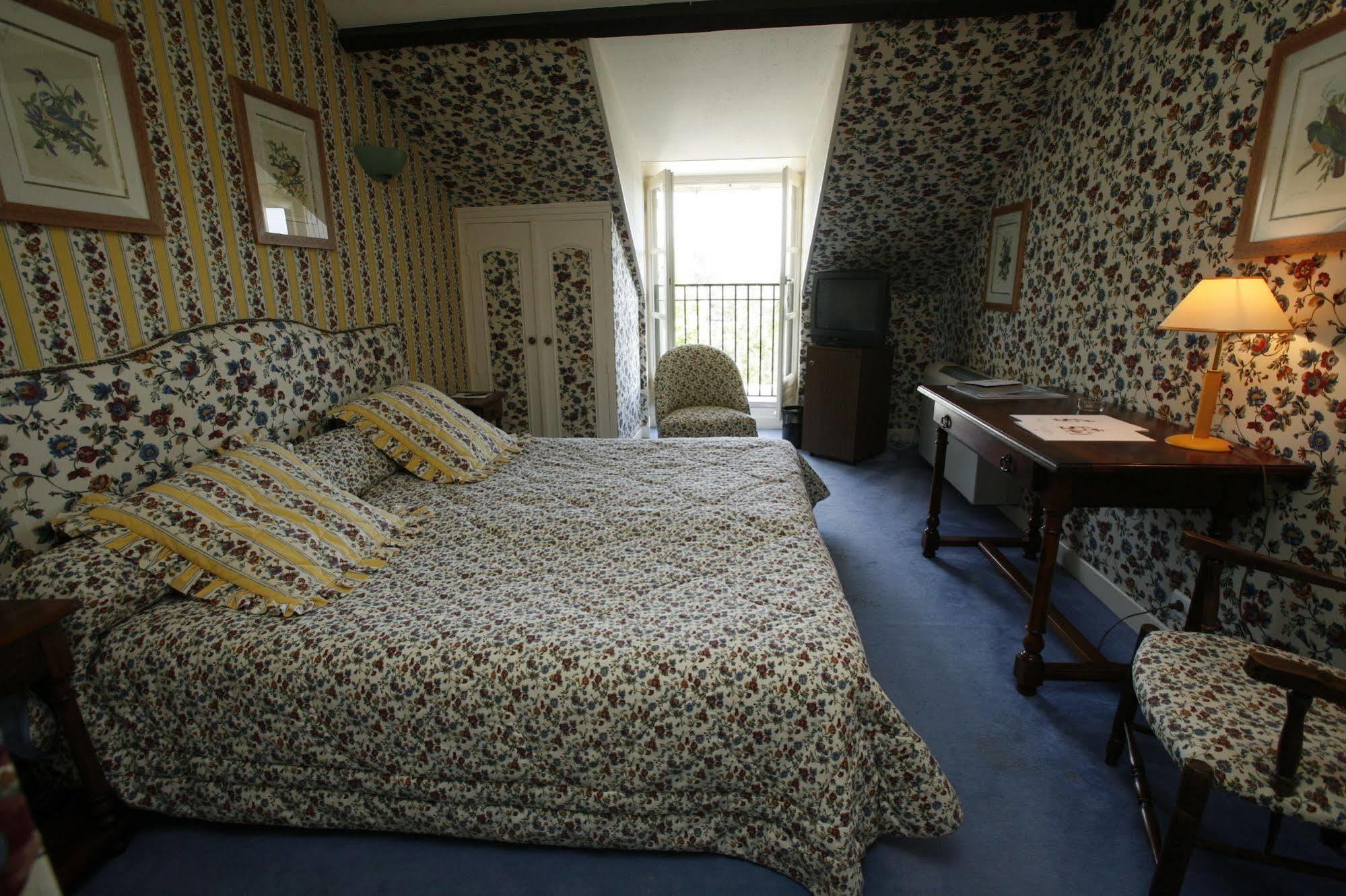 Hotel Chateau De Castel Novel - Les Collectionneurs Varetz Bagian luar foto